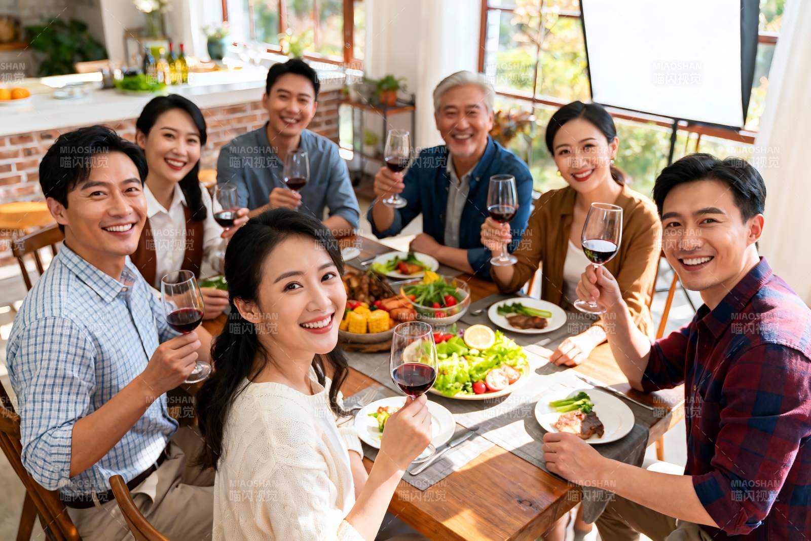 家庭聚餐欢庆时刻图片