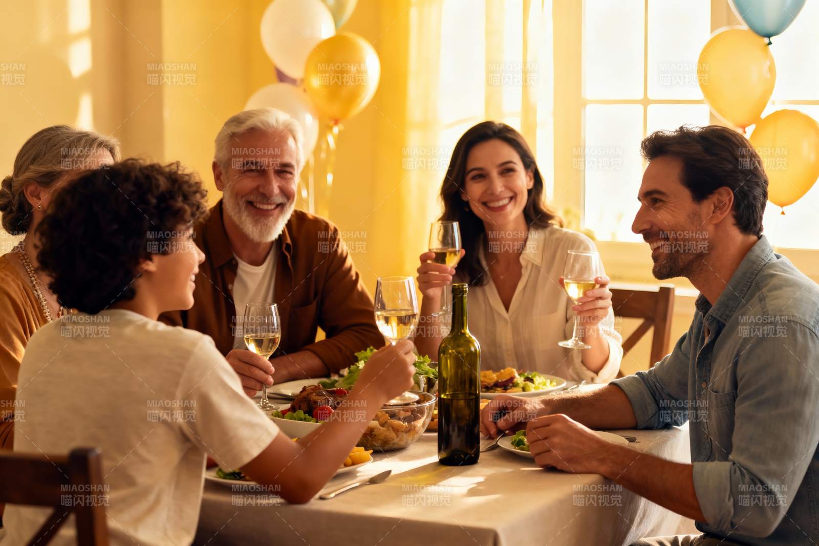家庭聚餐欢庆时刻图片