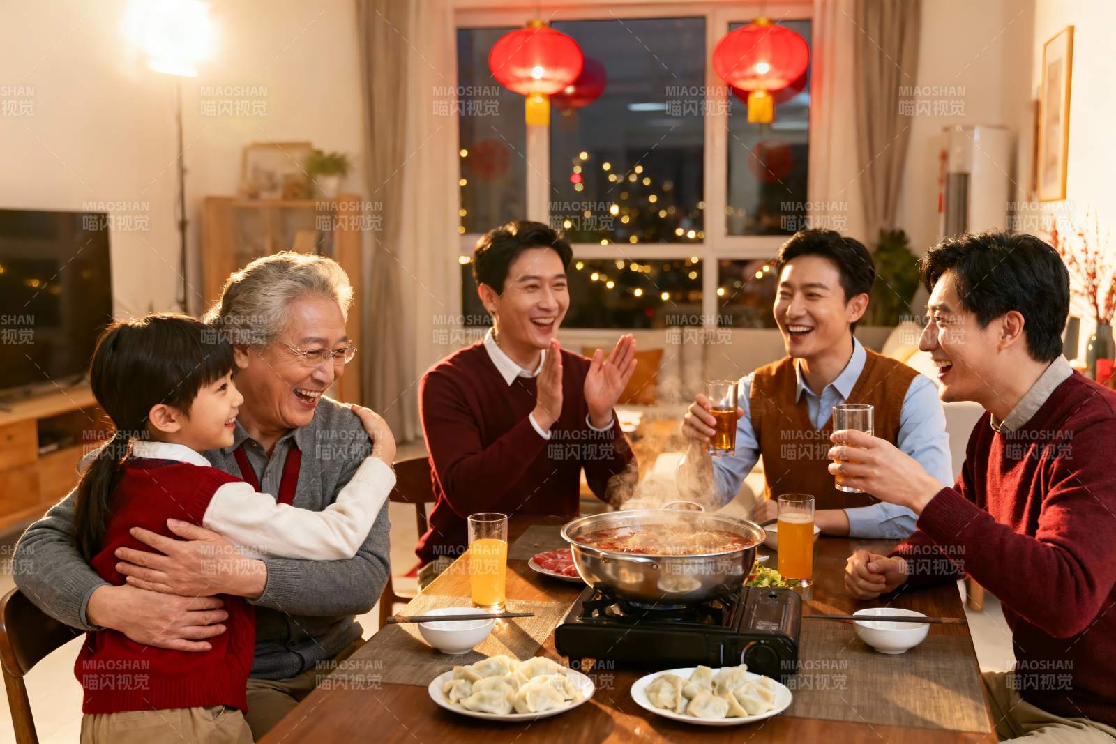 家庭聚餐欢庆团圆时刻图片