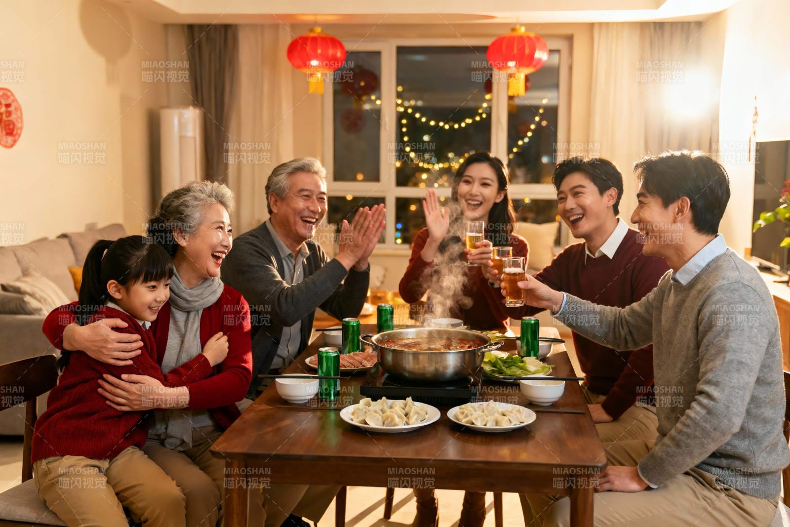 家庭聚餐欢庆团圆时刻图片