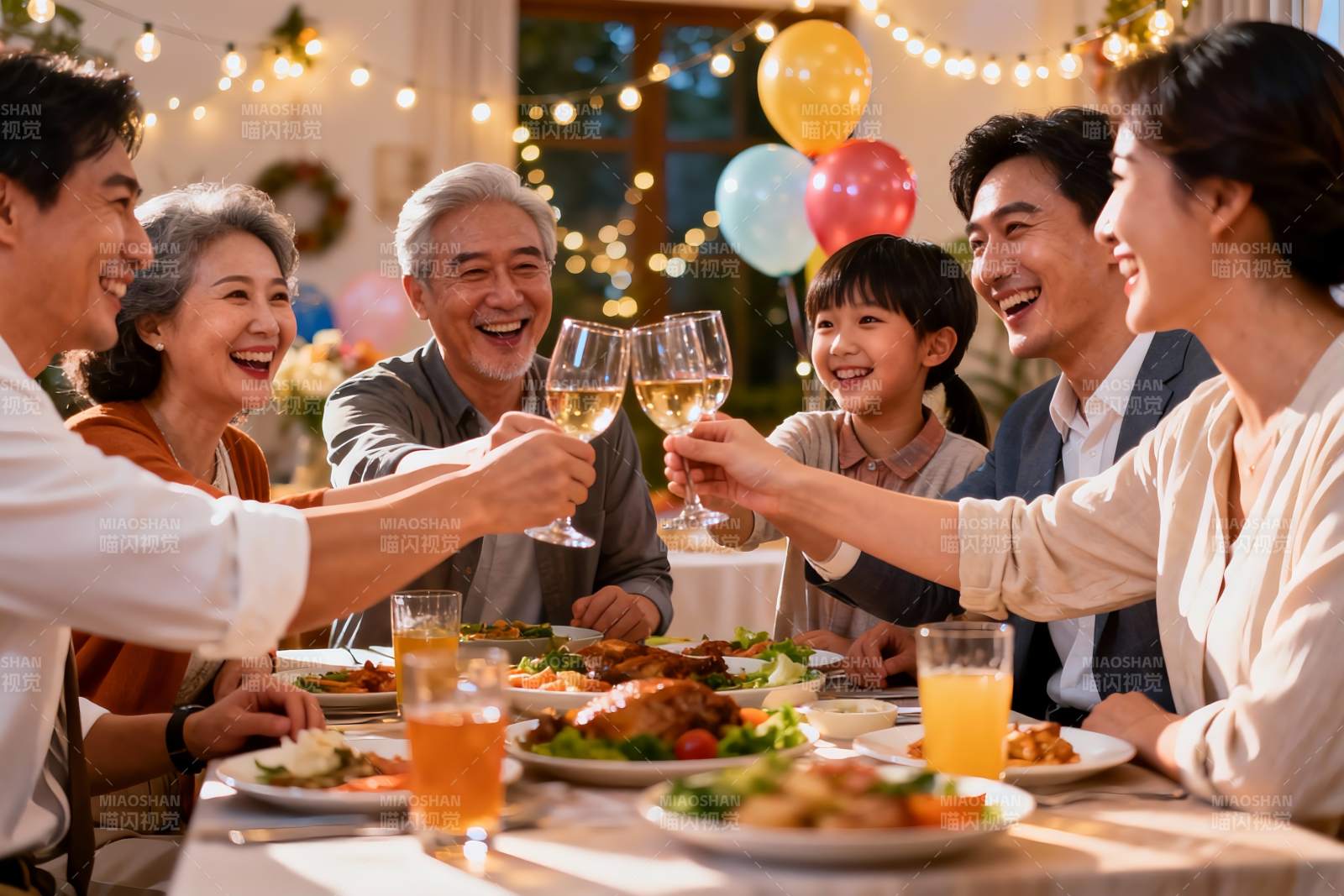家庭聚餐欢庆时刻图片