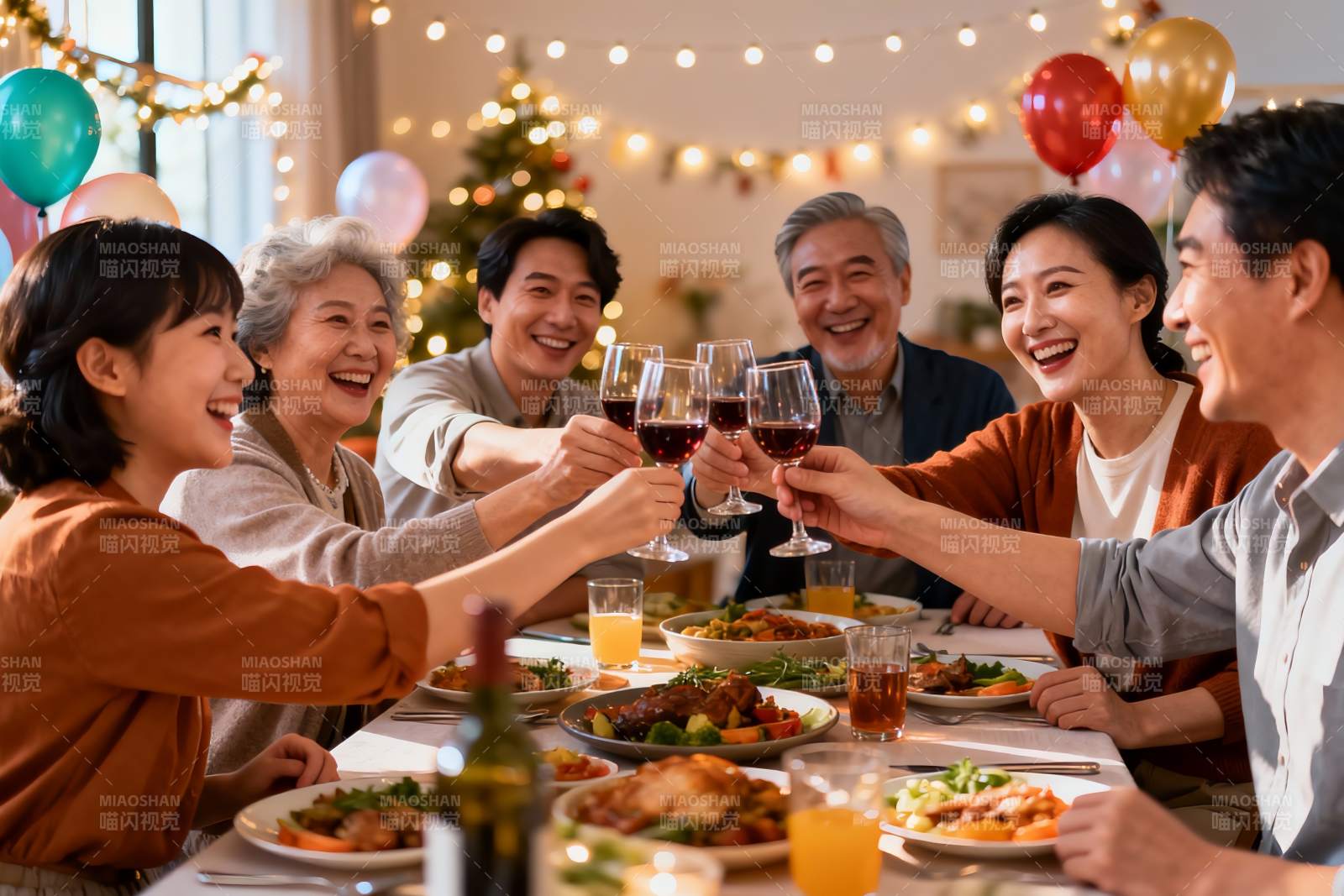 家庭聚餐欢庆节日举杯同乐图片