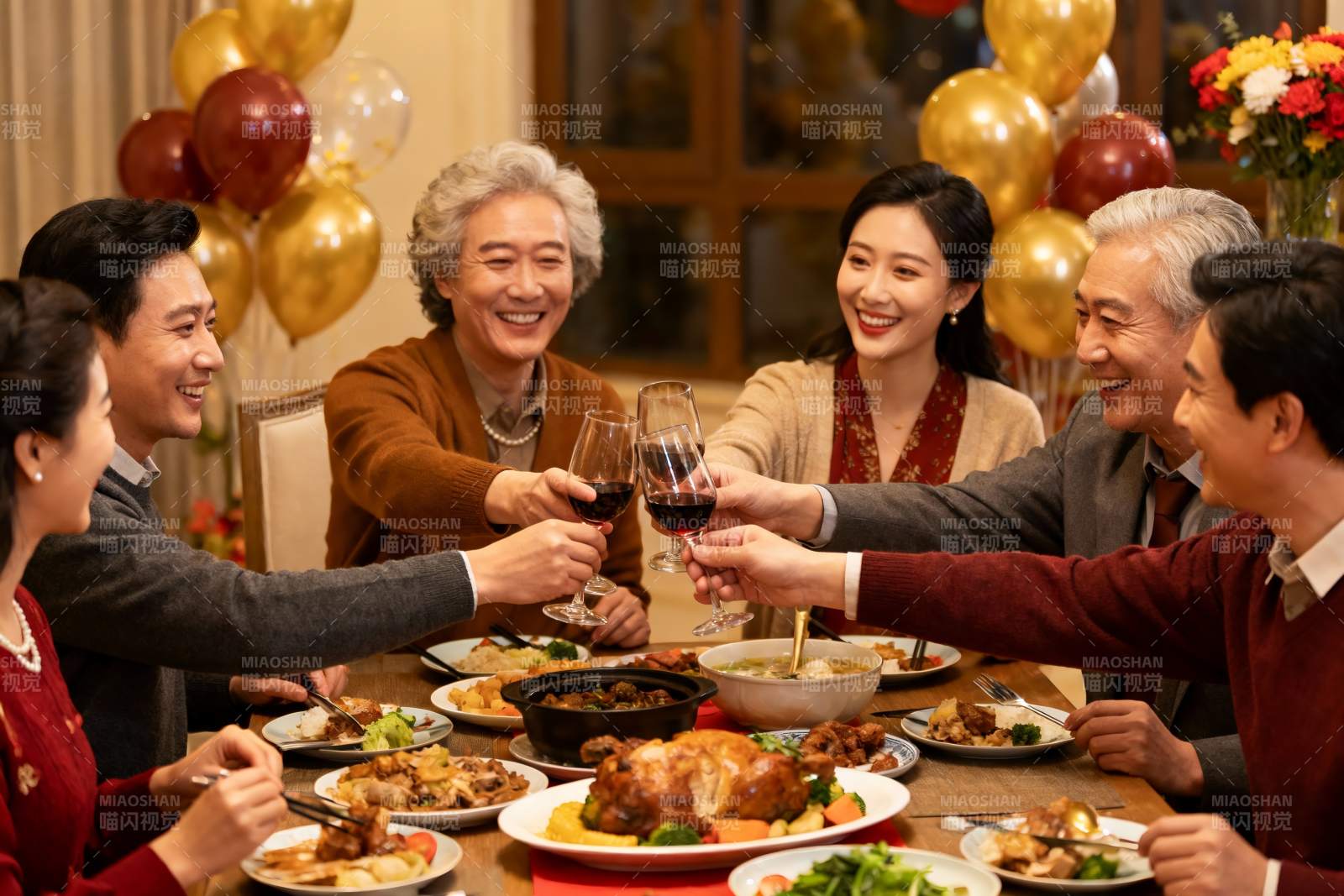 家庭聚餐欢庆时刻图片