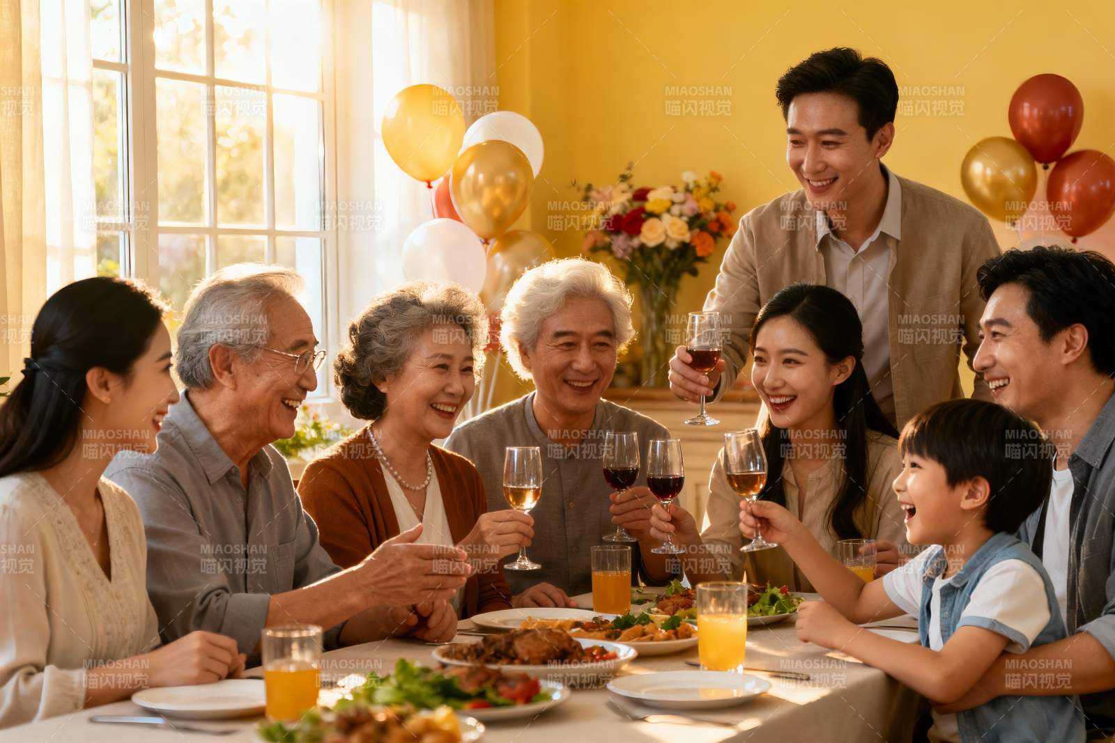 家庭聚餐欢庆时刻图片