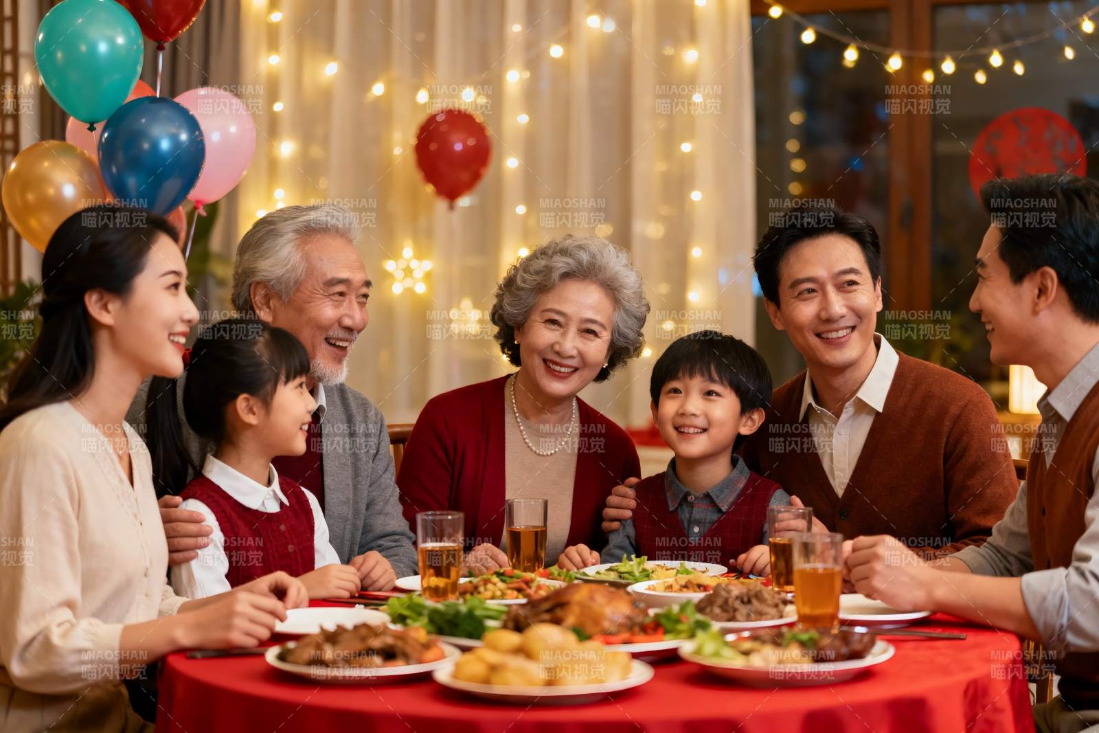 家庭聚餐欢庆团圆时刻图片