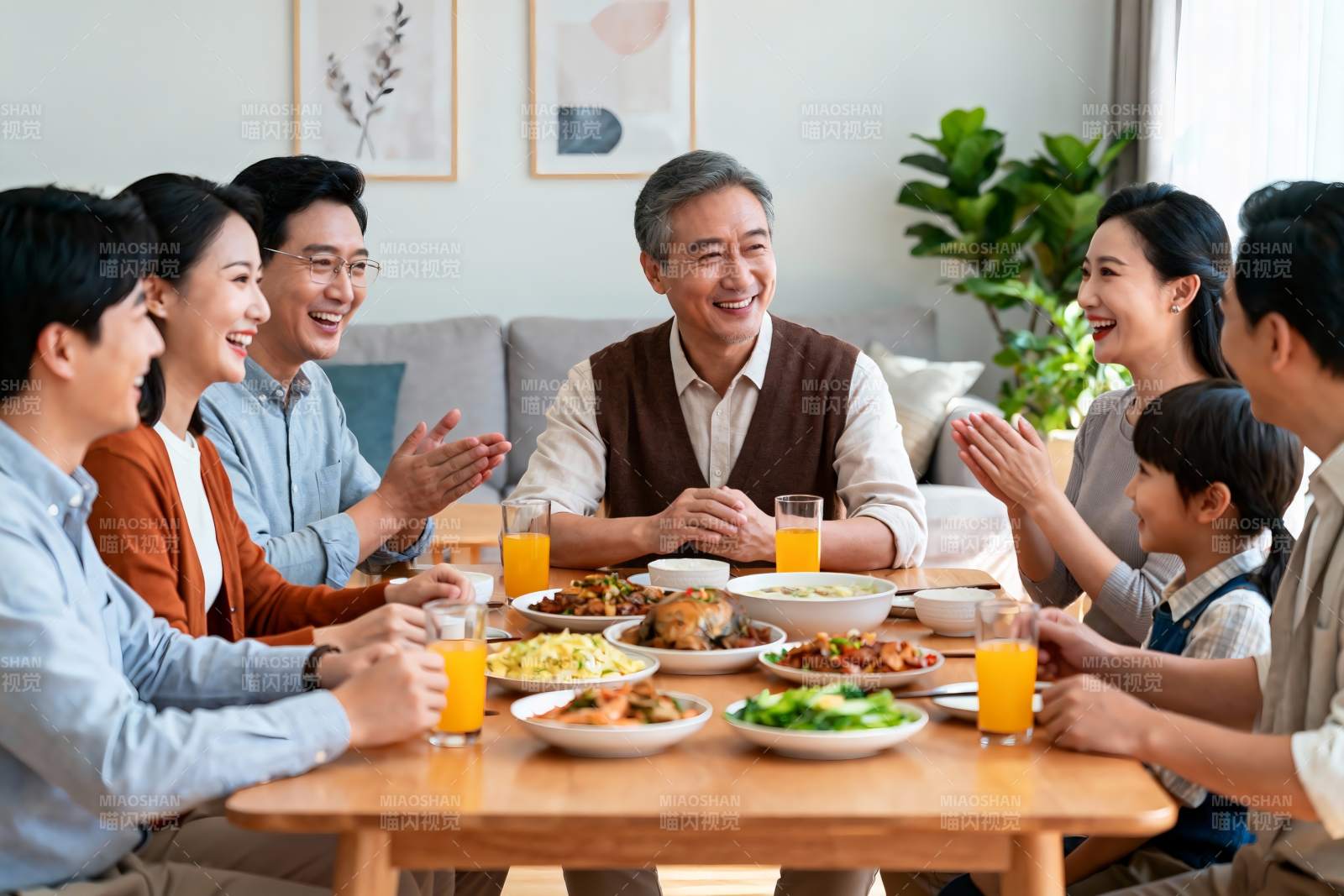 家庭聚餐欢声笑语其乐融融图片