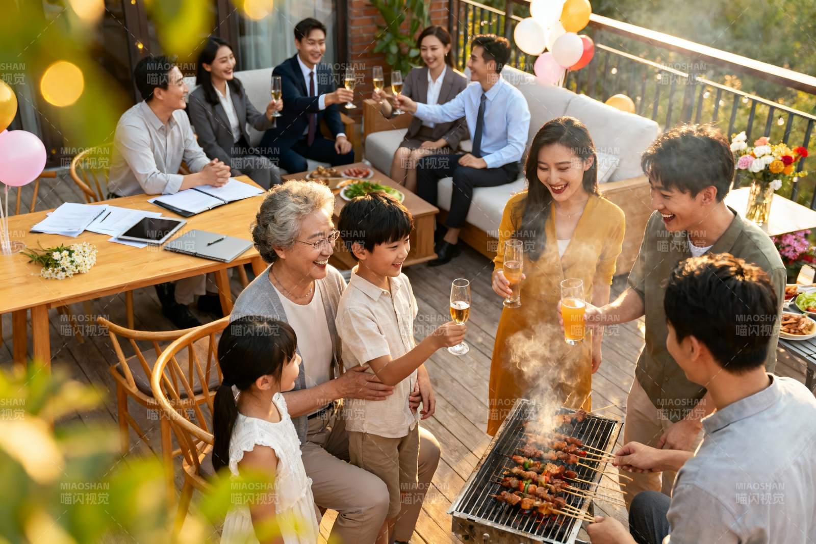 家庭户外烧烤聚会欢乐场景图片