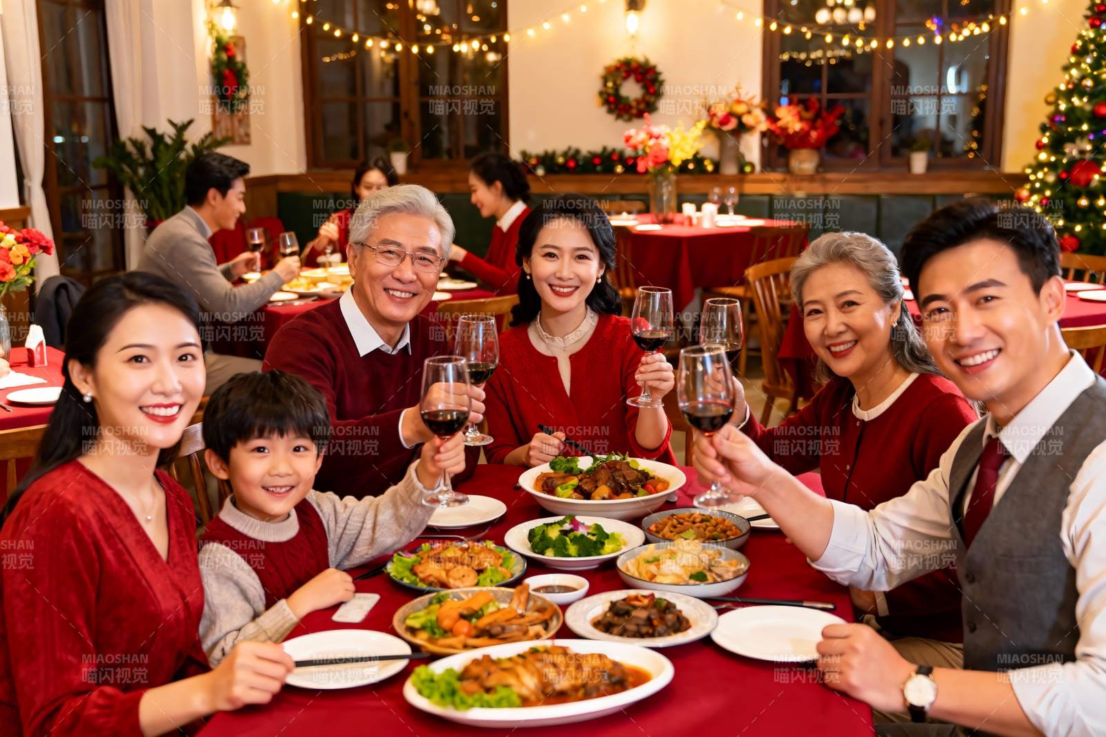 家庭聚餐欢庆节日温馨场景图片