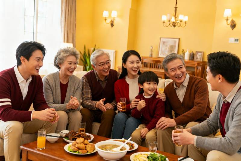三代同堂家庭聚餐其乐融融图片