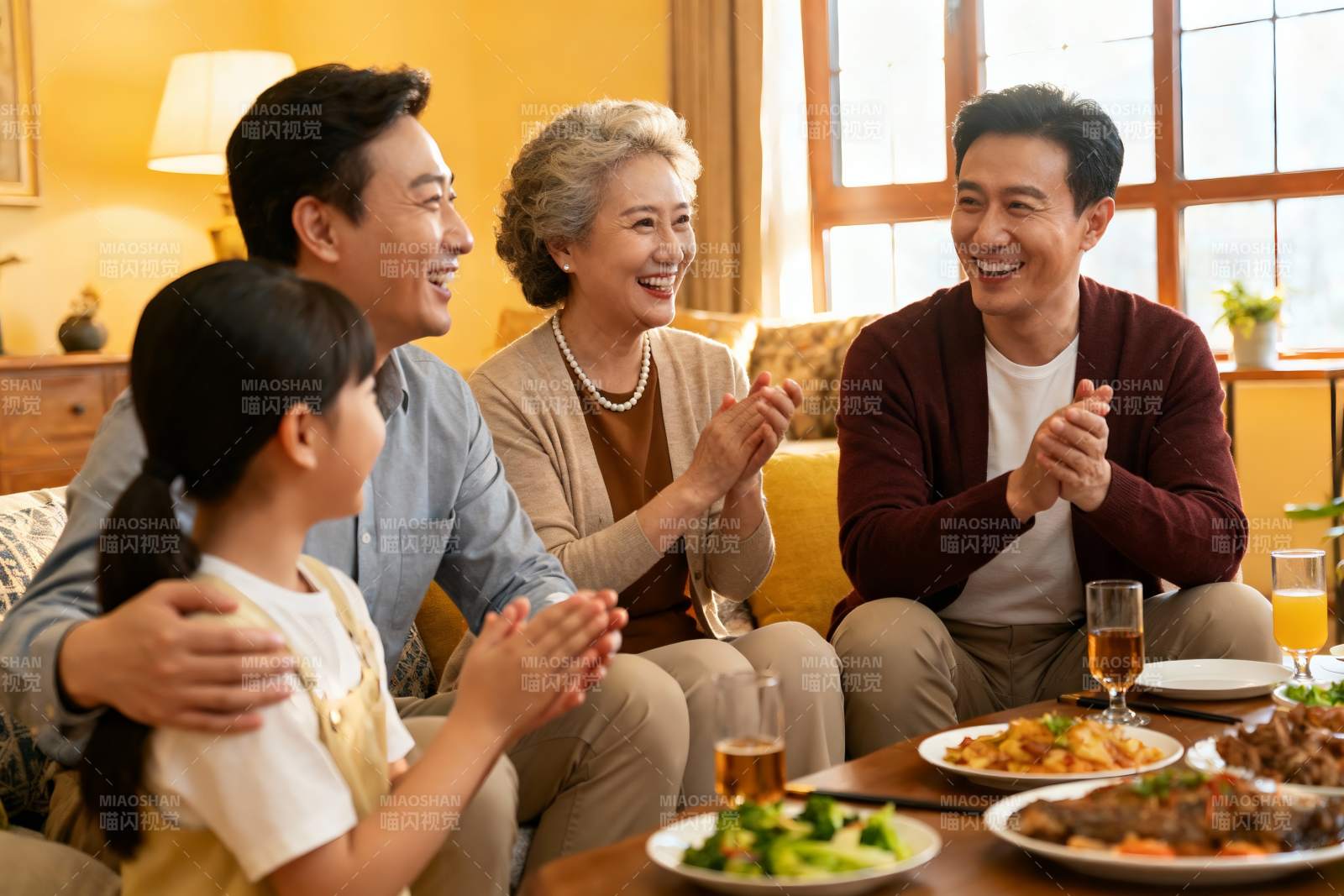 温馨家庭聚餐其乐融融图片