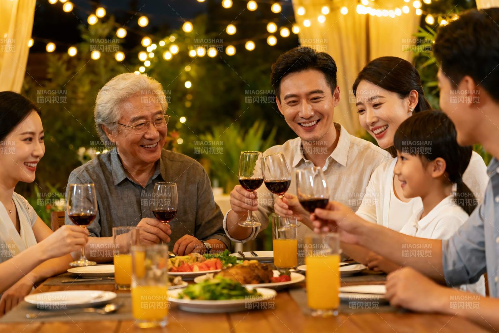 家庭聚餐欢庆时刻图片