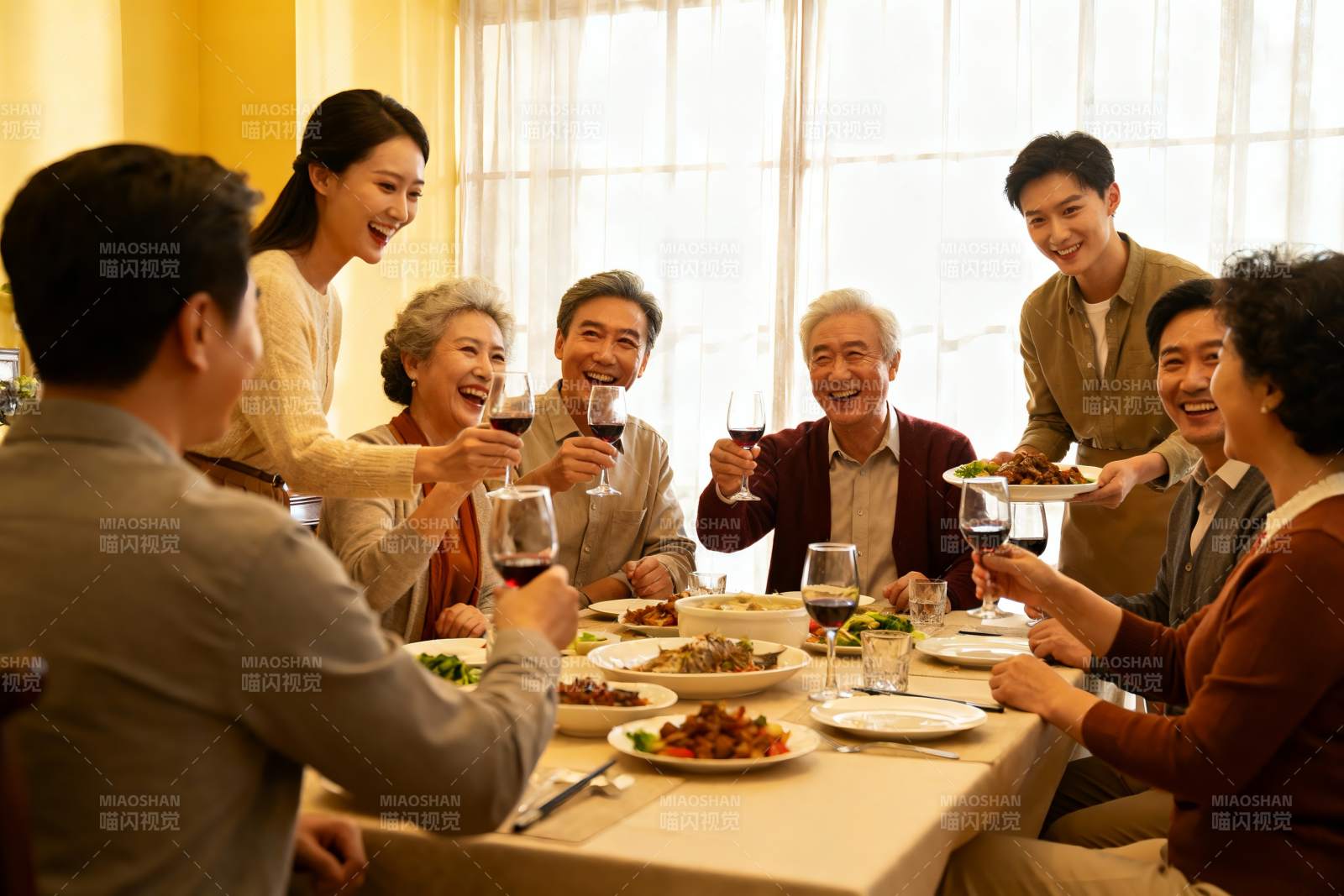 家庭聚餐欢庆时刻图片