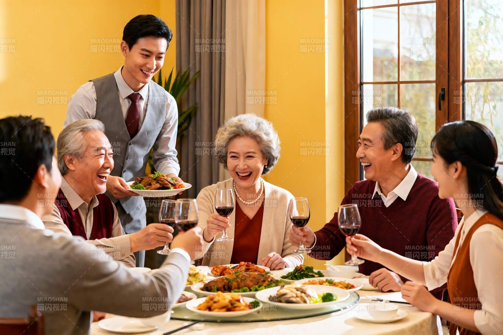 家庭聚餐欢庆时刻图片