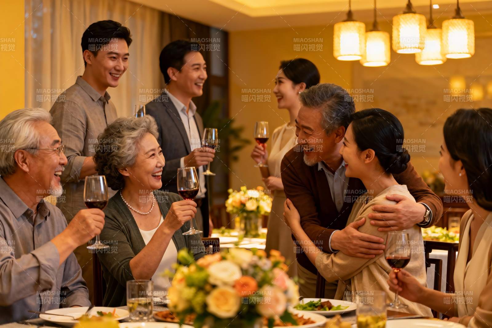 家庭聚餐欢庆时刻图片