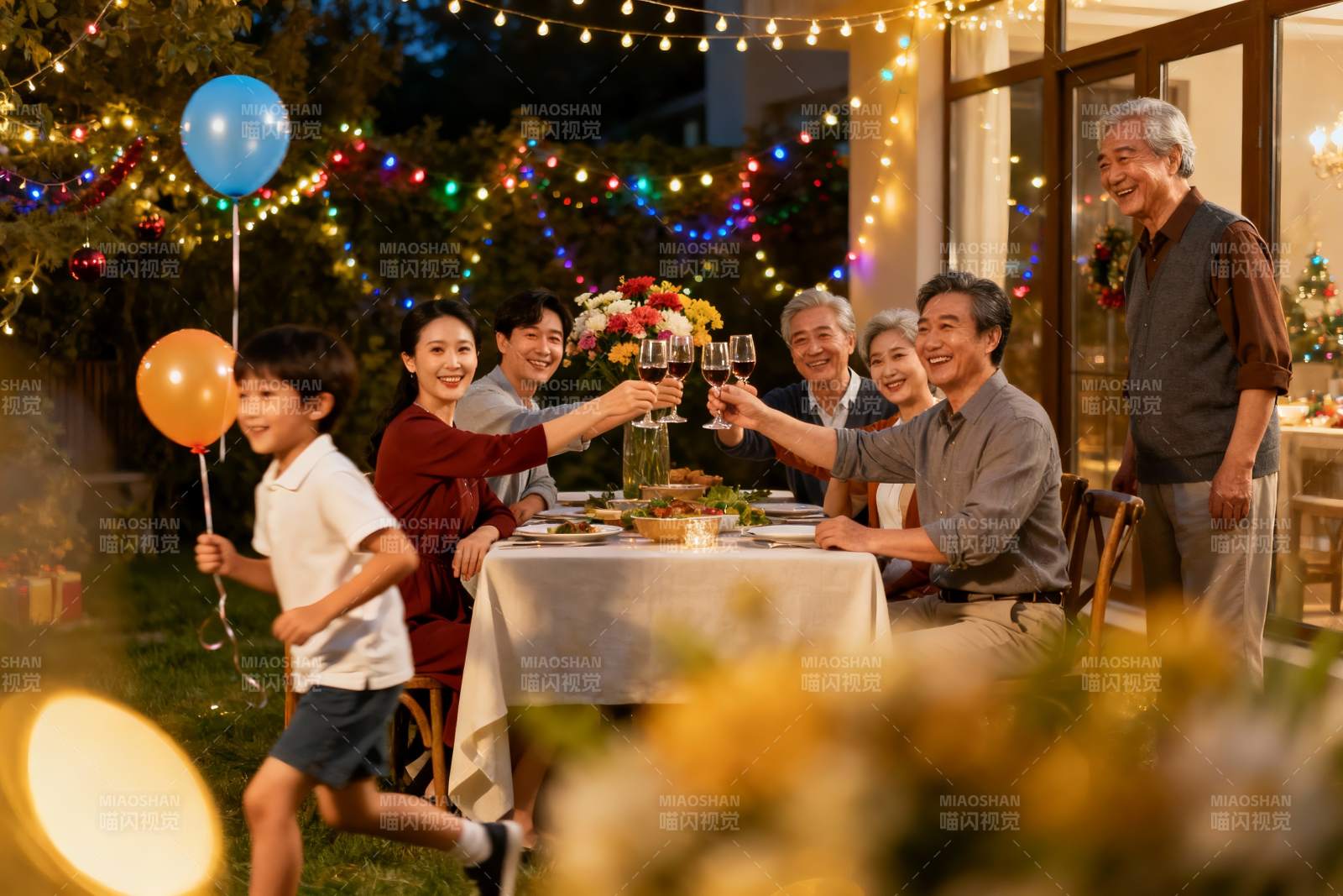 家庭户外聚会欢庆场景图片