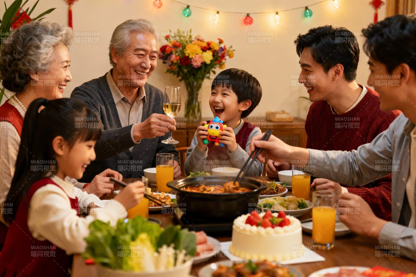 温馨家庭聚餐欢庆时刻图片