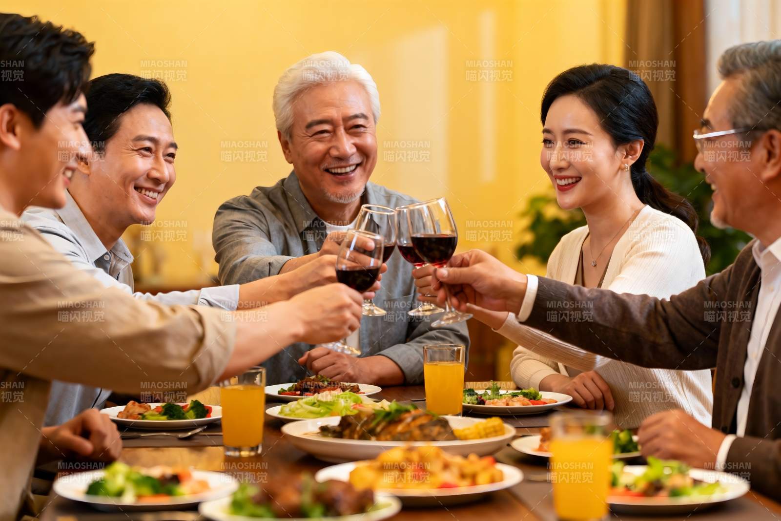 家庭聚餐欢庆时刻图片