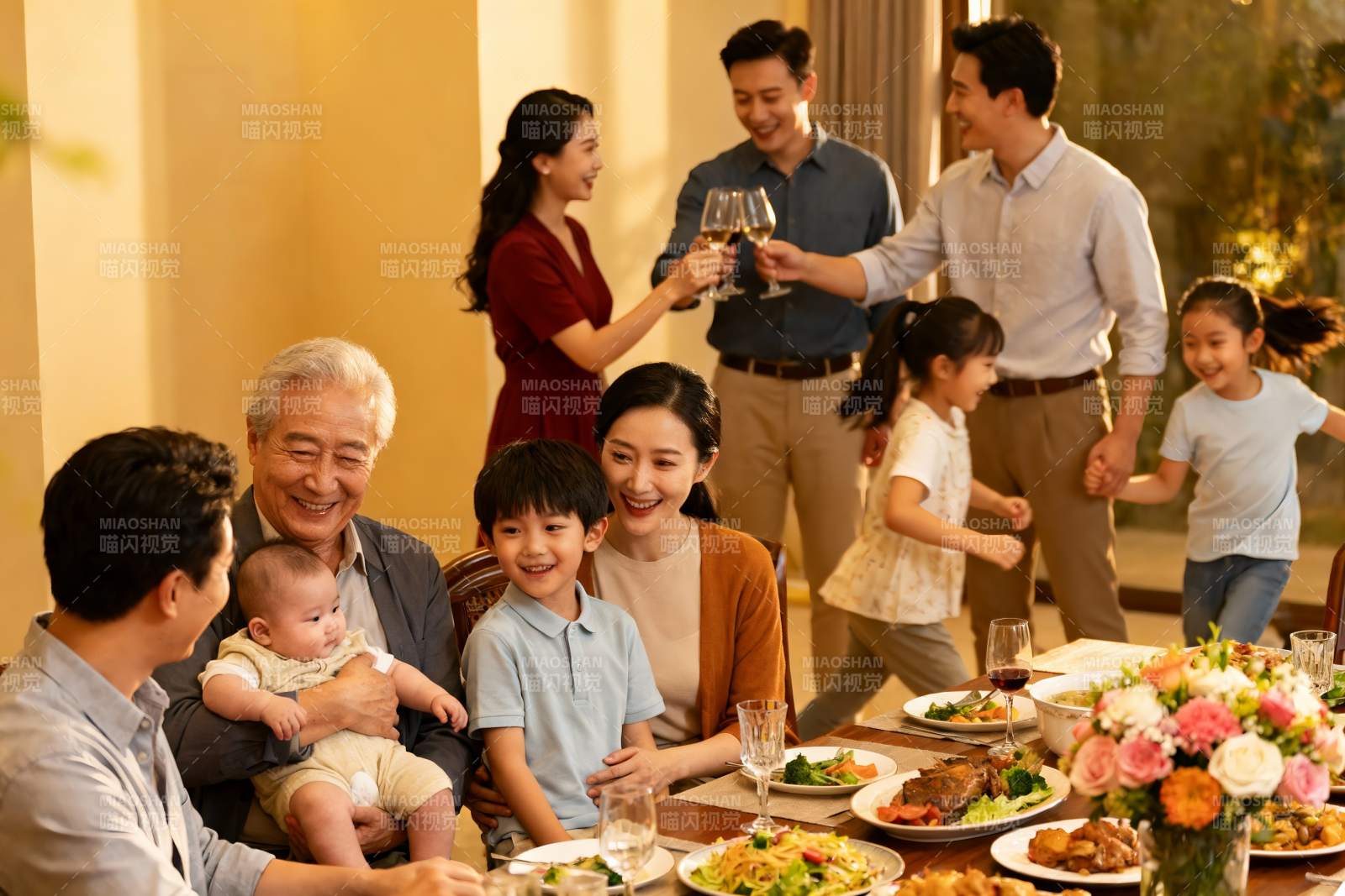 三代同堂家庭聚餐温馨场景图片