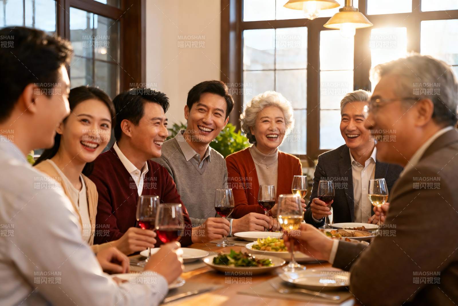 家庭聚餐欢笑场景图片