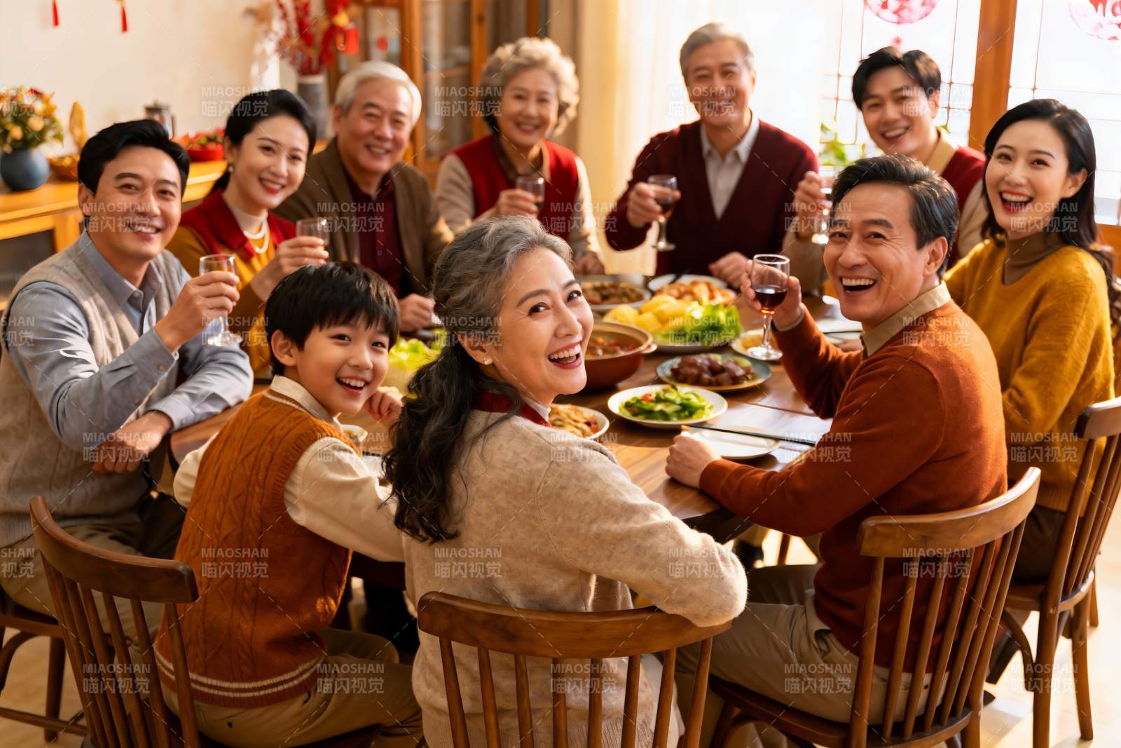 三代同堂家庭聚餐其乐融融图片