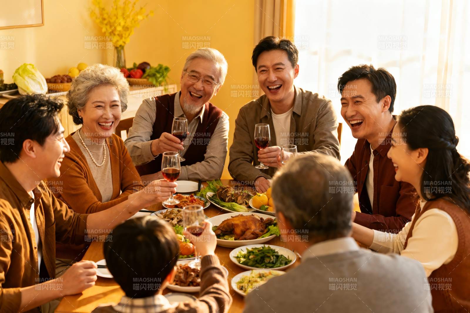 家庭聚餐欢庆时刻图片