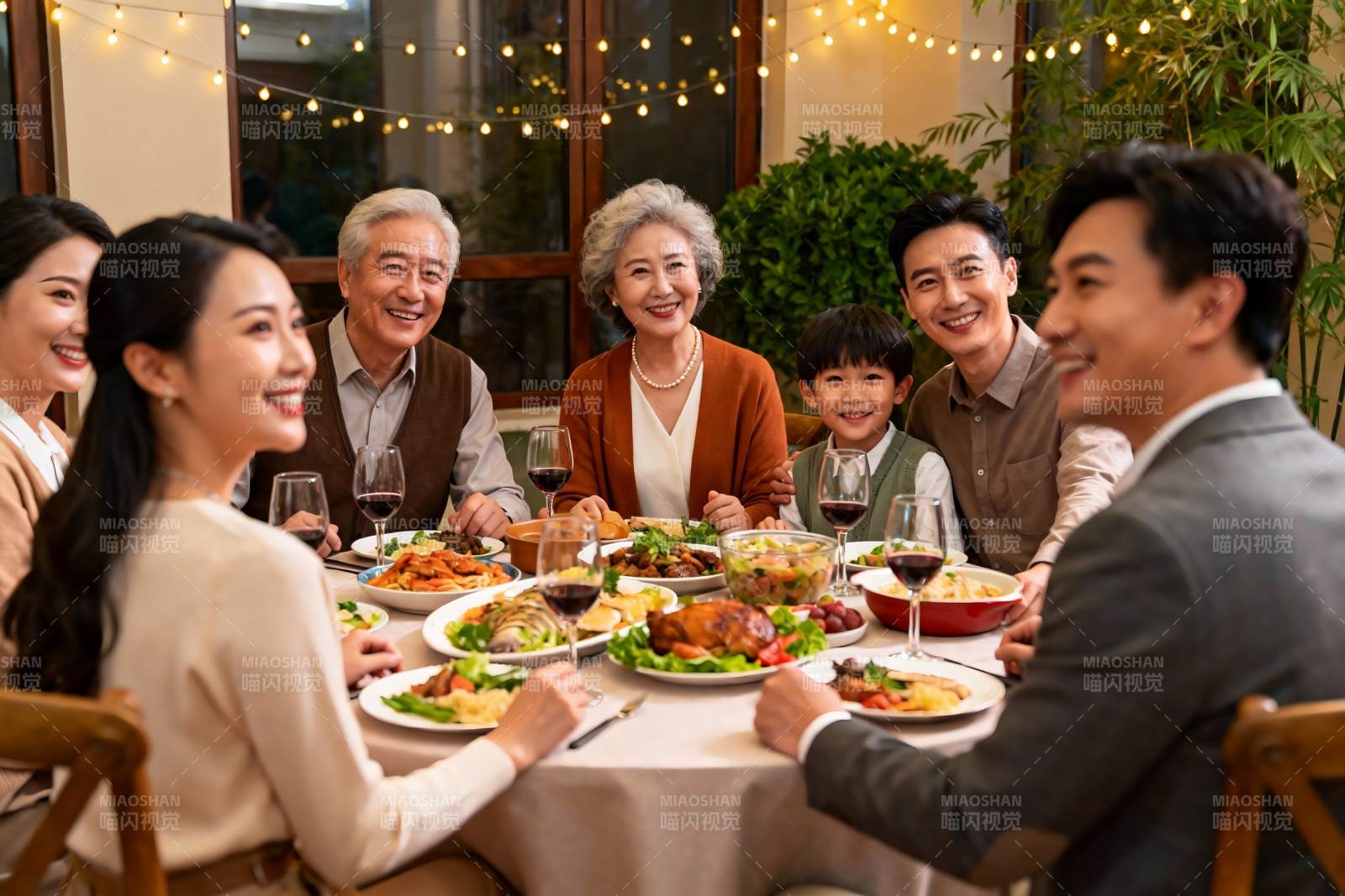 温馨家庭聚餐其乐融融图片