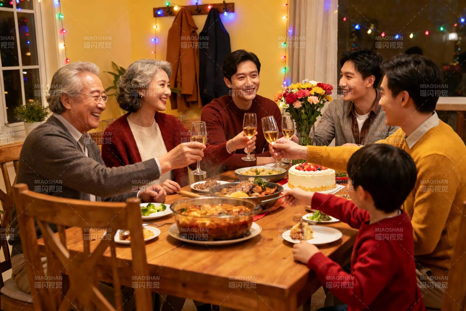 温馨家庭聚餐欢庆时刻图片