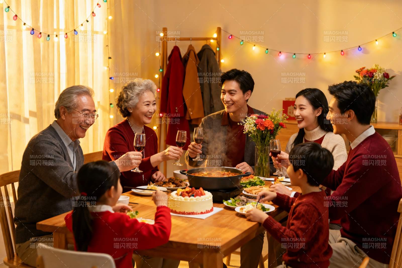 温馨家庭聚餐其乐融融图片