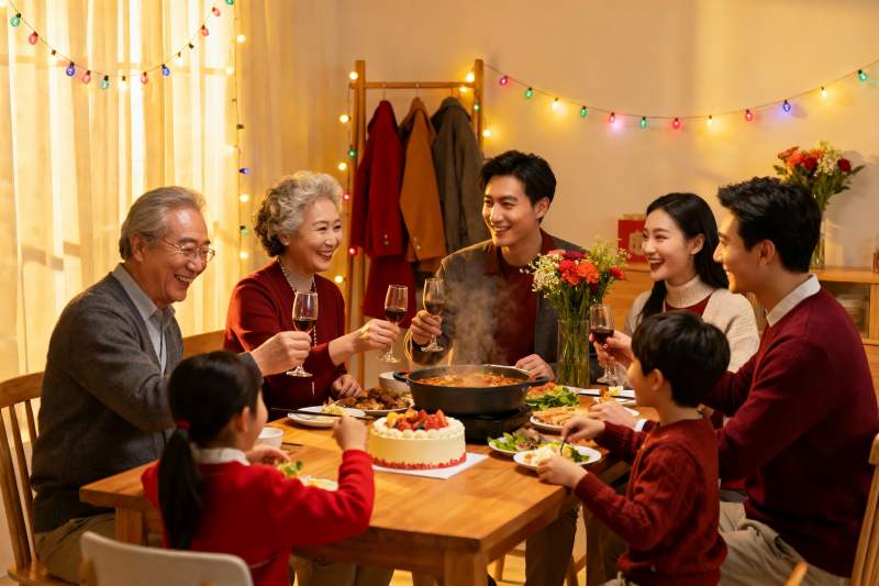 温馨家庭聚餐其乐融融图片