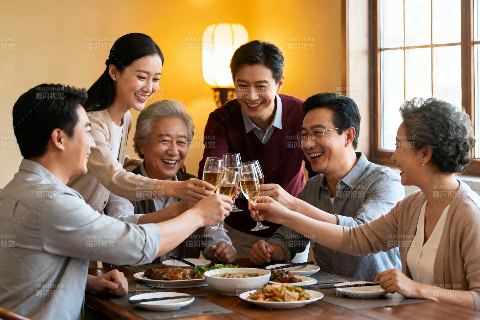 家庭聚餐欢庆时刻图片