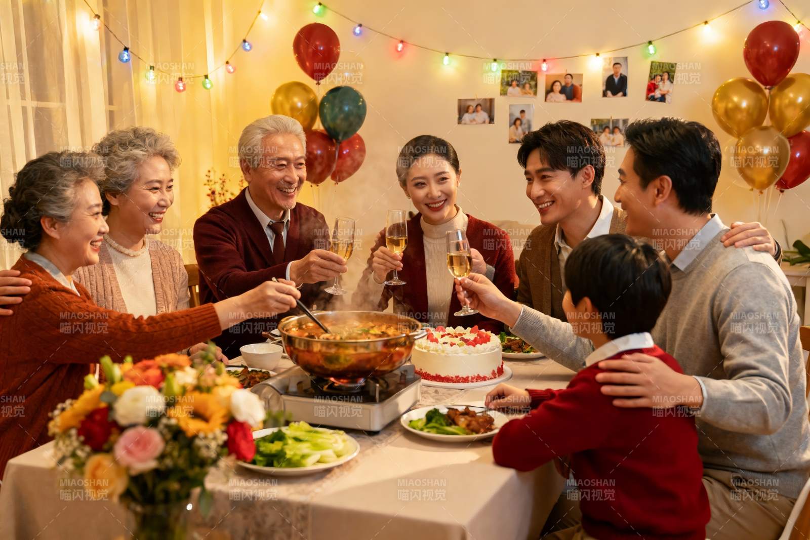 家庭聚餐欢庆时刻图片