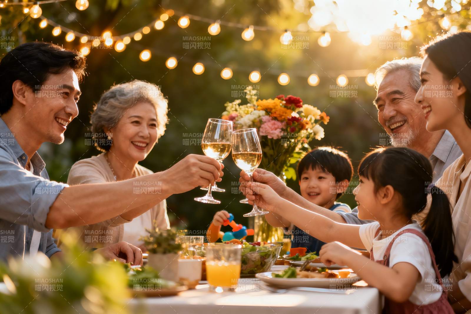 三代同堂户外聚餐举杯欢庆图片