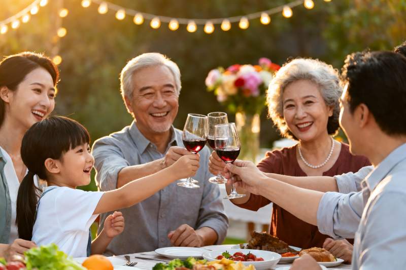 家庭户外聚餐举杯欢庆图片