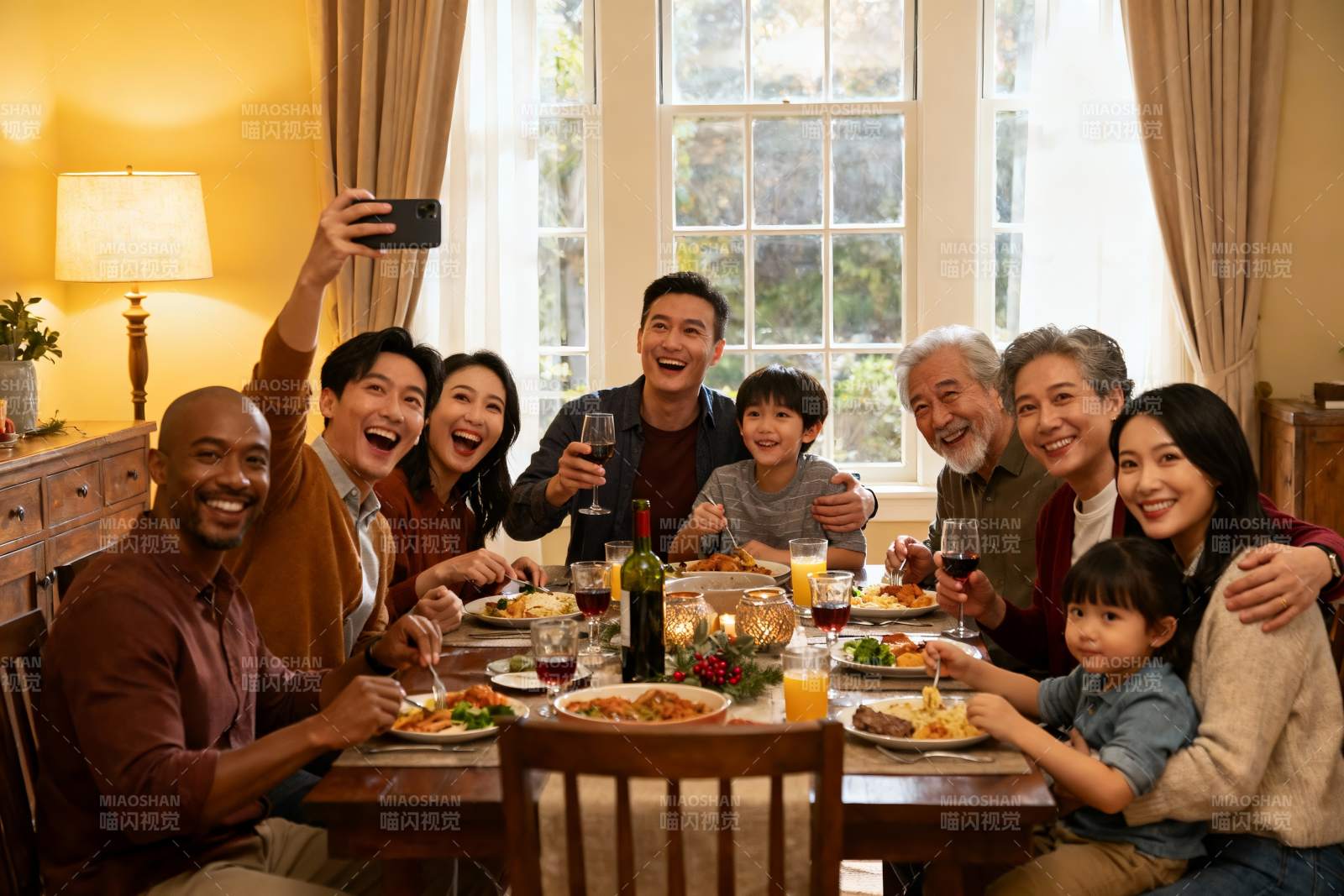 家庭聚餐合影温馨时刻图片
