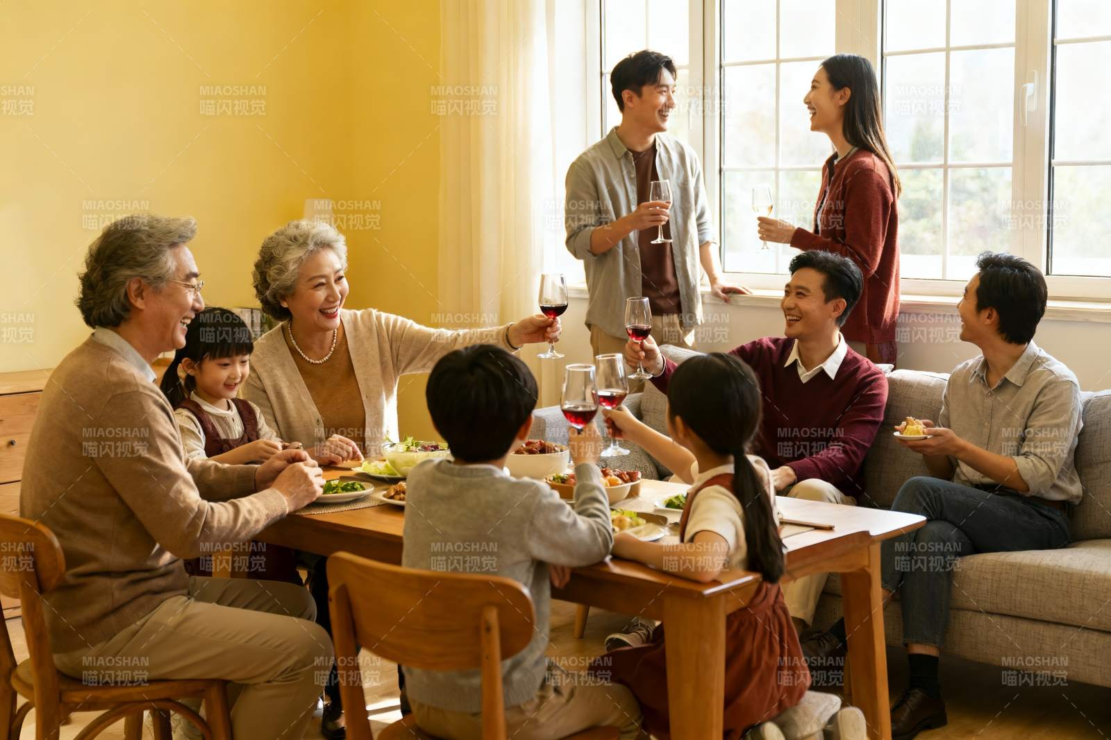 三代同堂家庭聚餐温馨场景图片