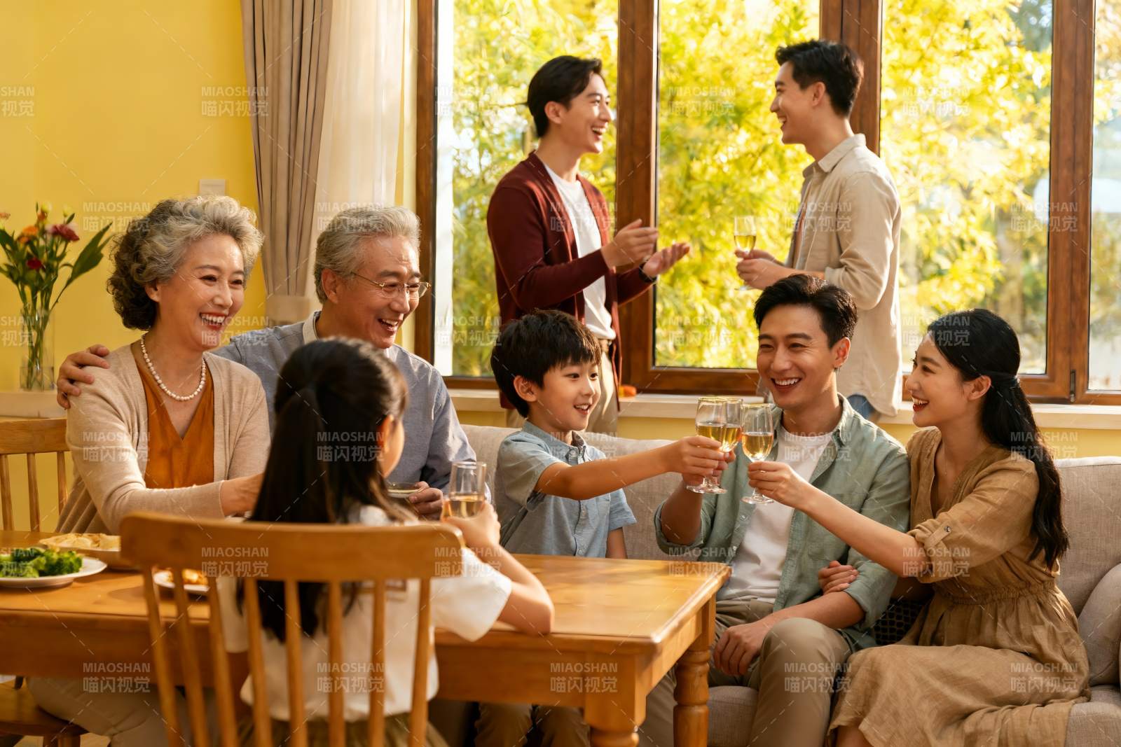 三代同堂家庭聚餐举杯欢庆图片