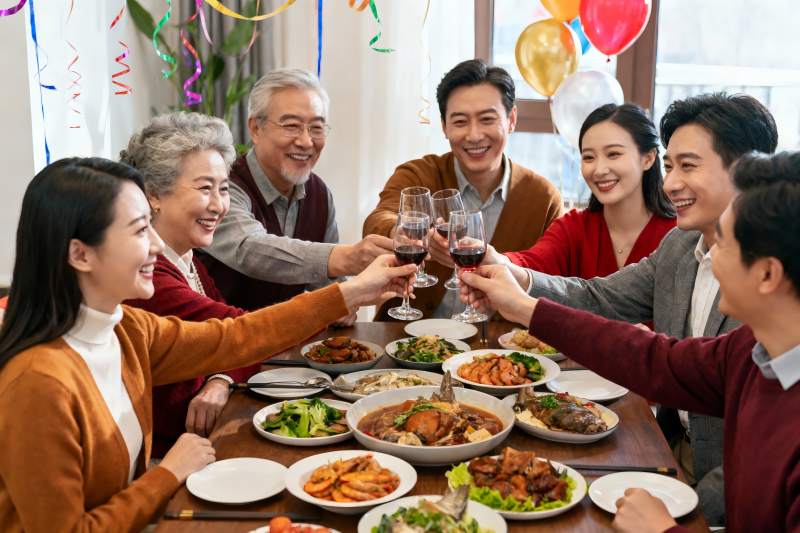 家庭聚餐欢庆时刻图片