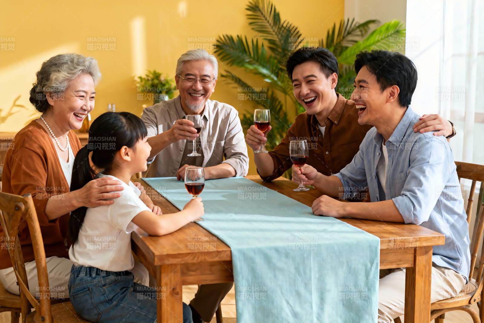 三代同堂家庭聚餐欢笑图片