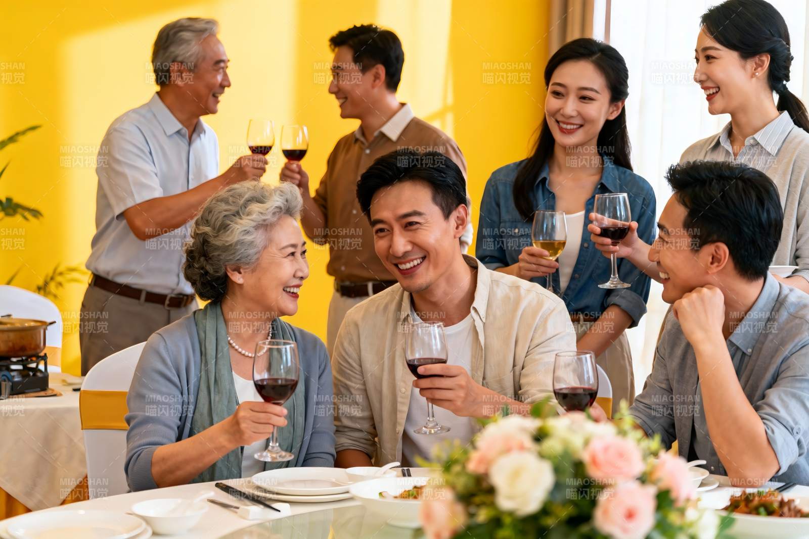 家庭聚餐欢庆时刻图片