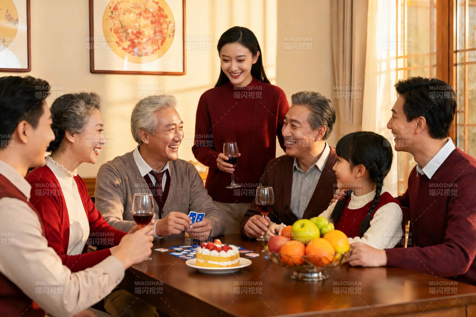 家庭聚餐欢庆时刻图片