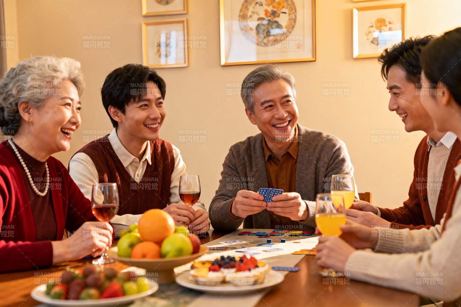 家庭聚会欢笑共享美好时光图片