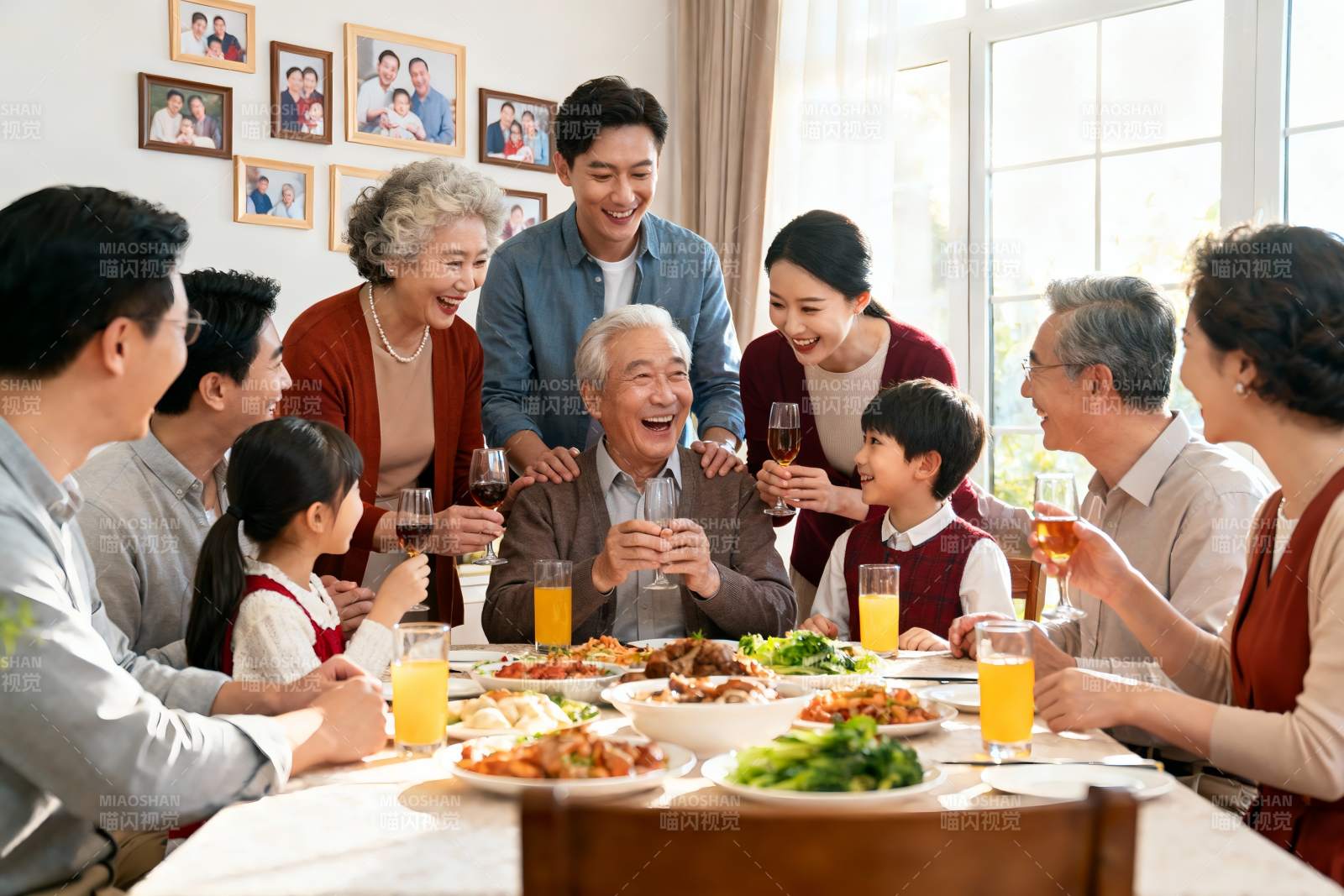 三代同堂家庭聚餐其乐融融图片