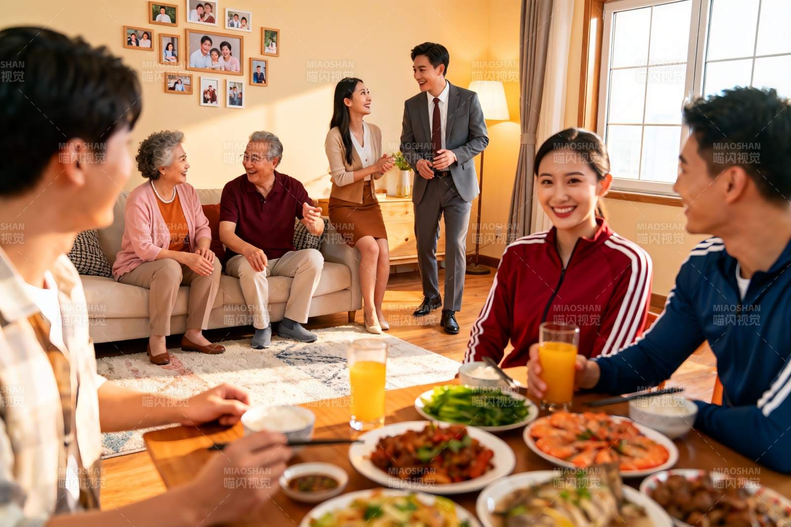 家庭聚餐其乐融融图片