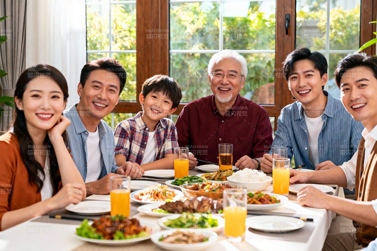 三代同堂家庭聚餐其乐融融图片