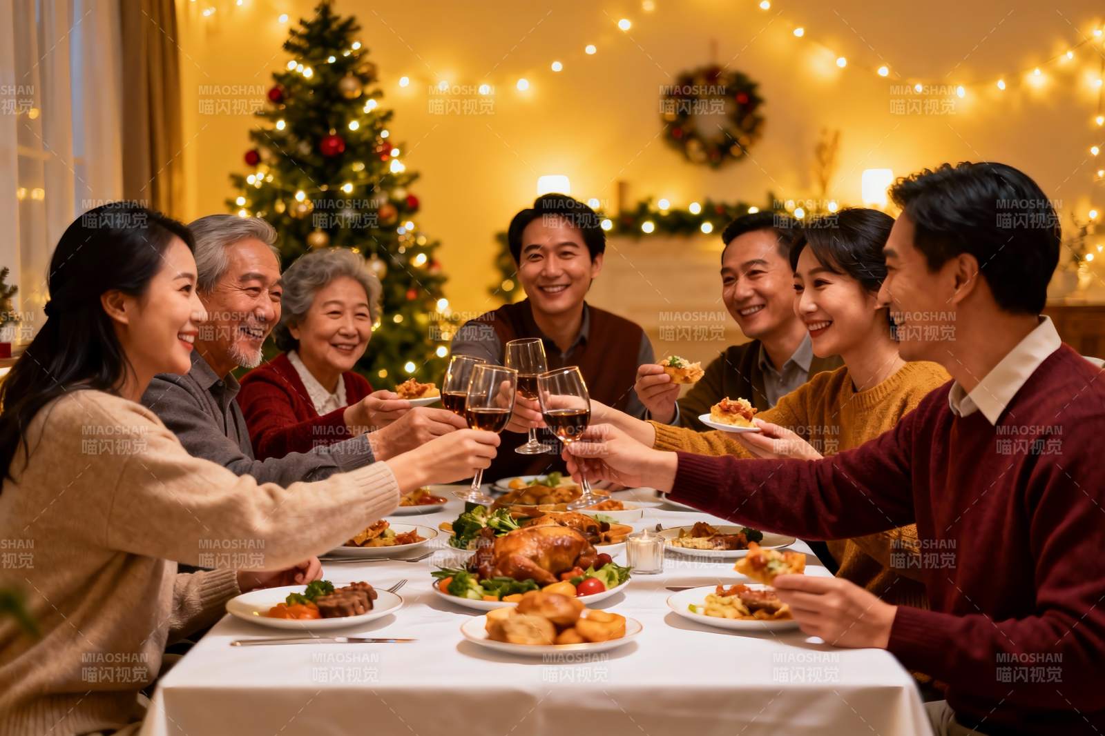 圣诞家庭聚餐举杯欢庆图片