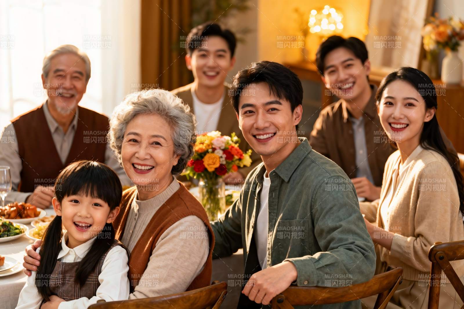 三代同堂家庭聚餐温馨场景图片