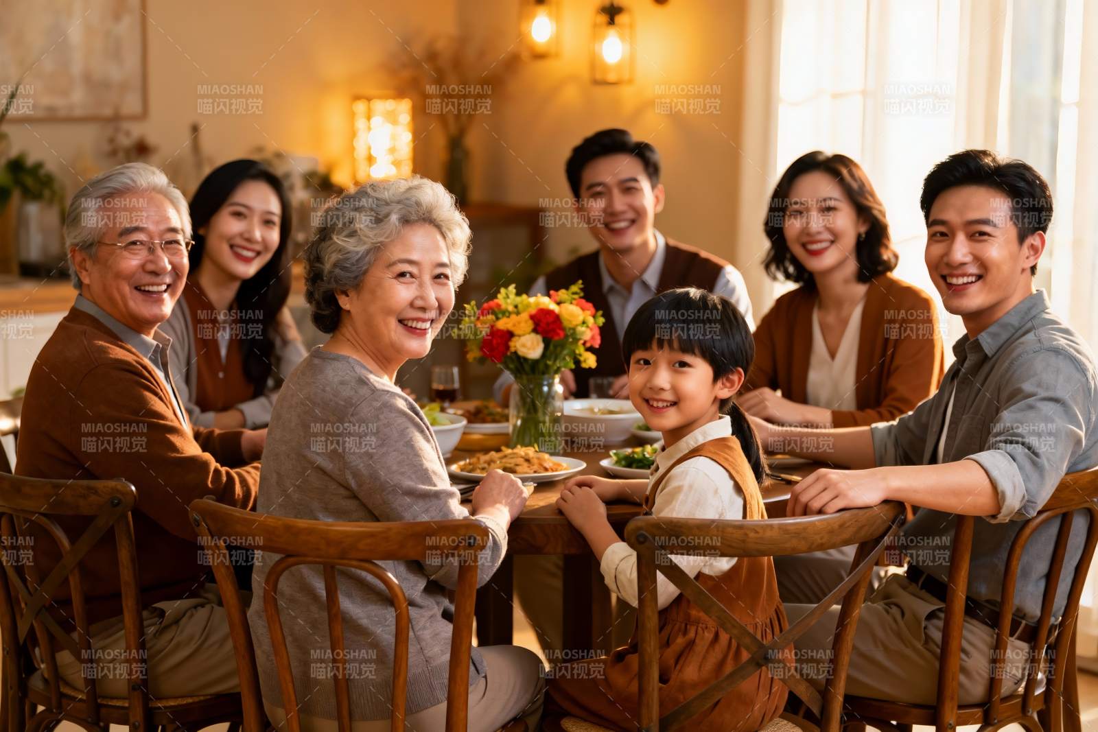 三代同堂家庭聚餐温馨场景图片