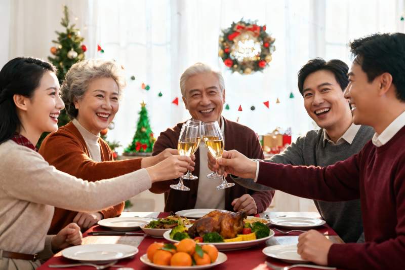 家庭欢聚庆圣诞举杯同庆图片