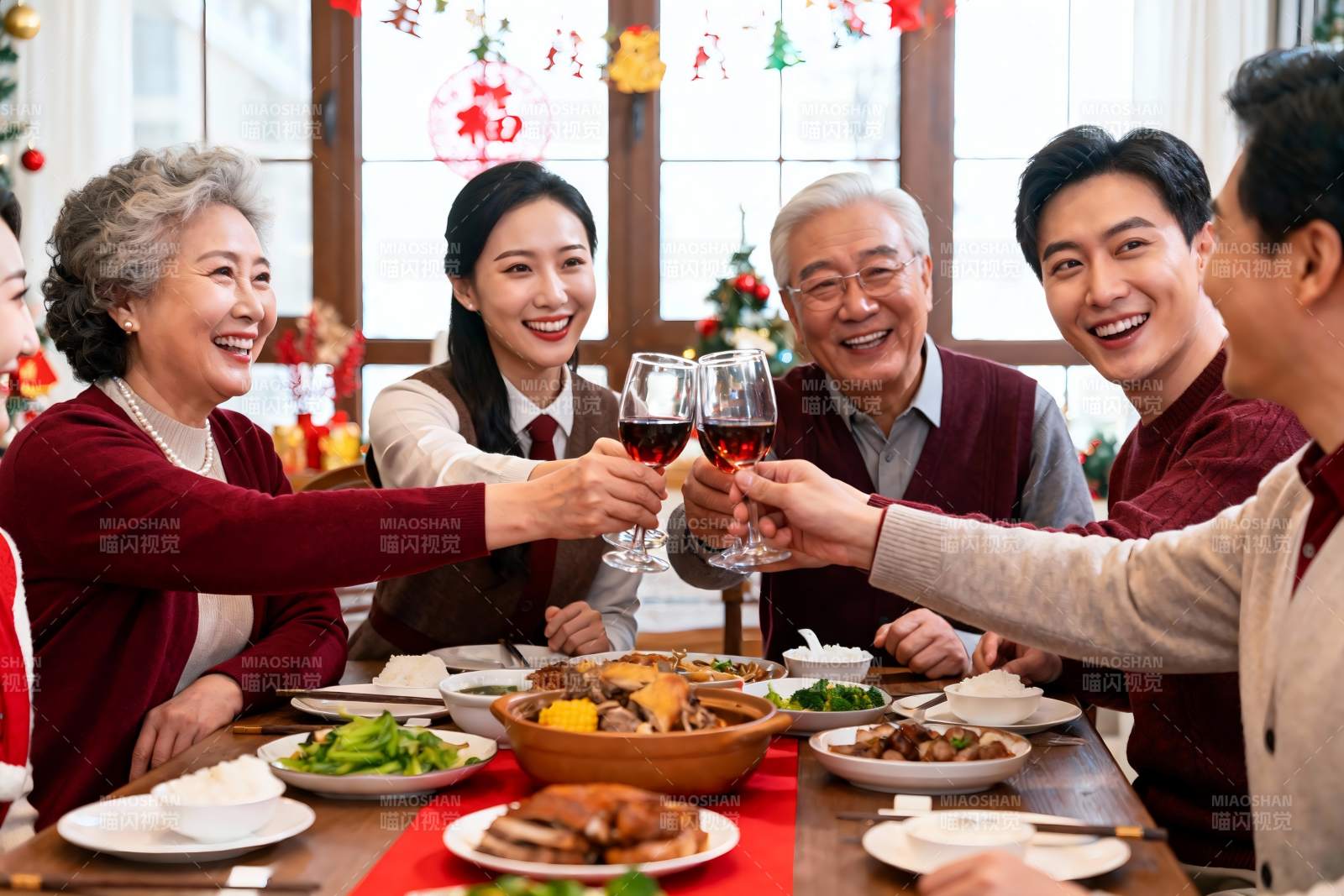 家庭聚餐欢庆节日举杯图片