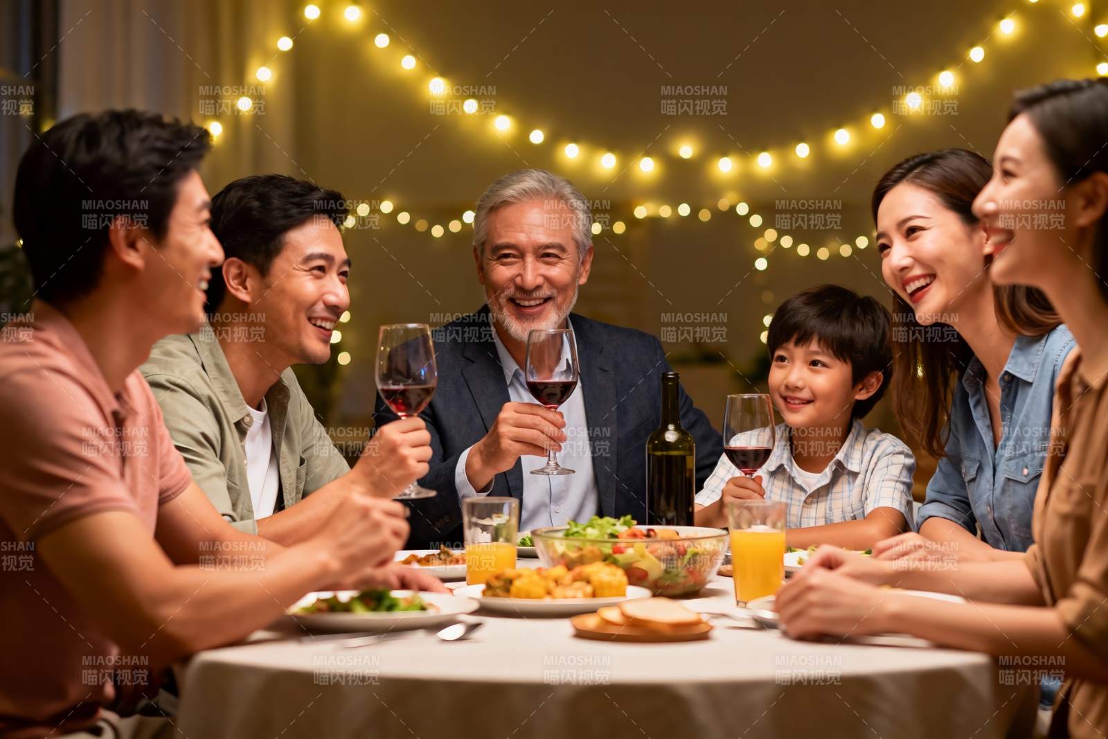 温馨家庭聚餐欢笑共享图片